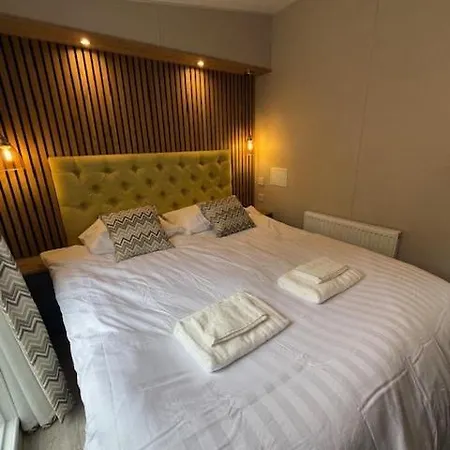 Domek alpejski Modern Chalet, Family Oriented Near The Forest And