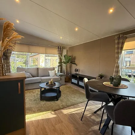 Domek alpejski Modern Chalet, Family Oriented Near The Forest And