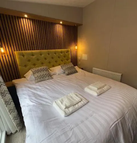 Domek alpejski Modern Chalet, Family Oriented Near The Forest And