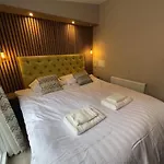 Domek alpejski Modern Chalet, Family Oriented Near The Forest And